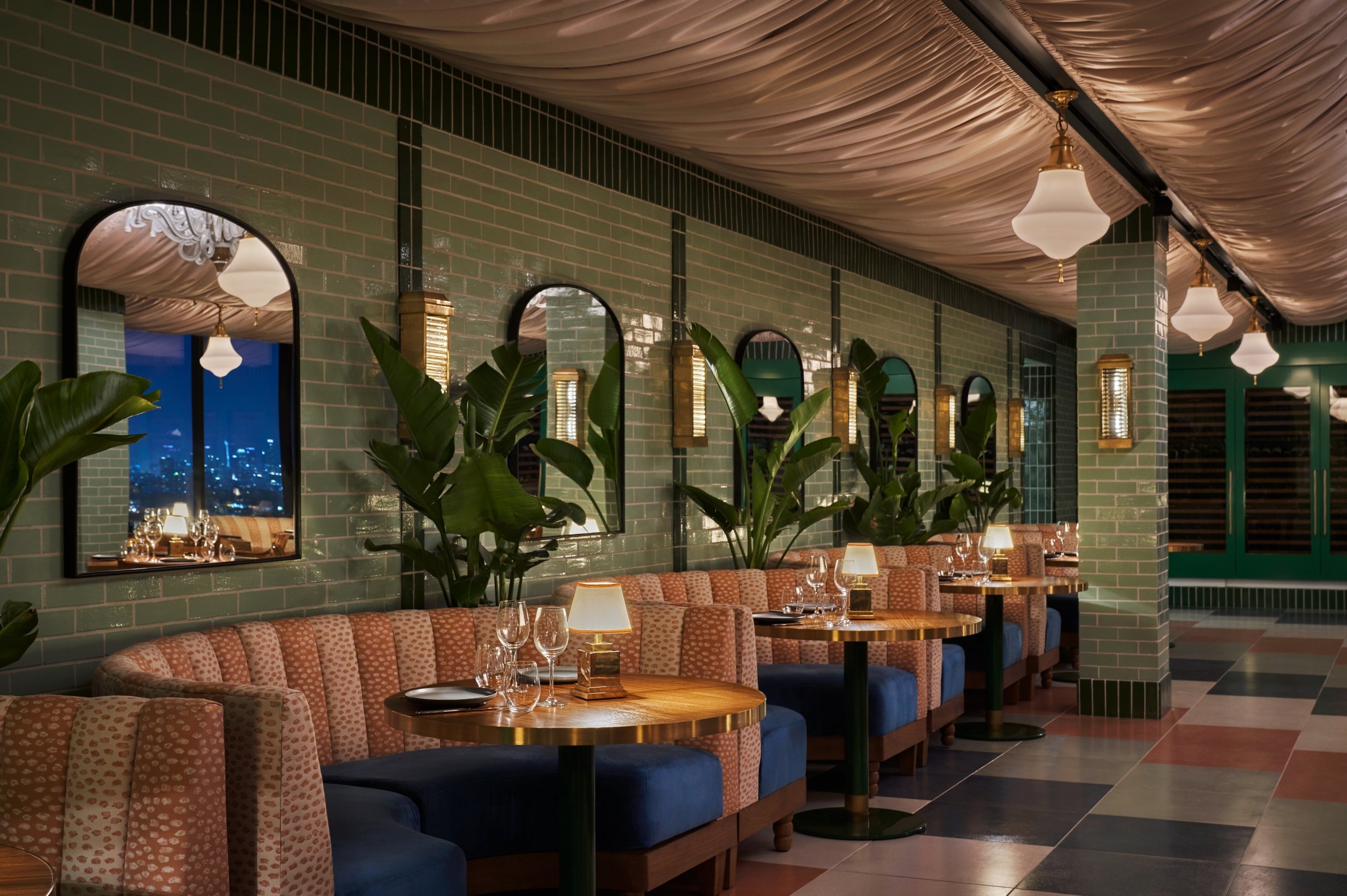 Wall side booths and tables at Merois